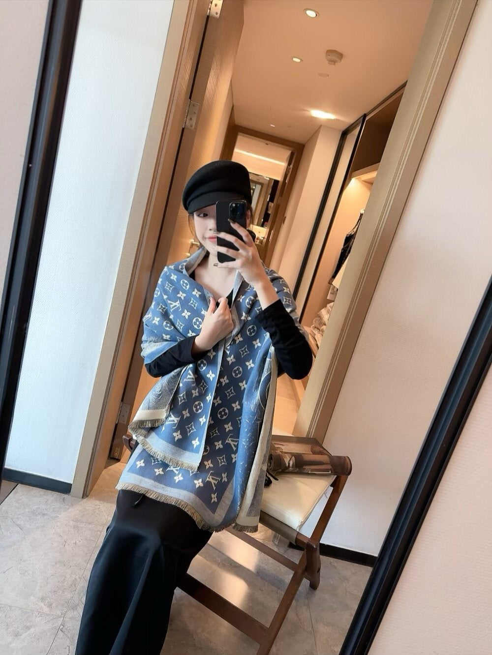 The lock edges of silk and wool long scarves are specially designed