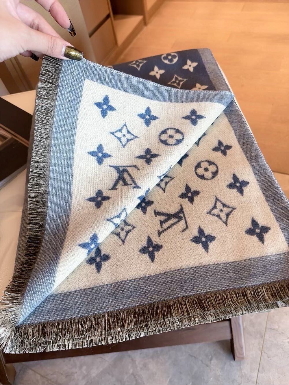 The lock edges of silk and wool long scarves are specially designed