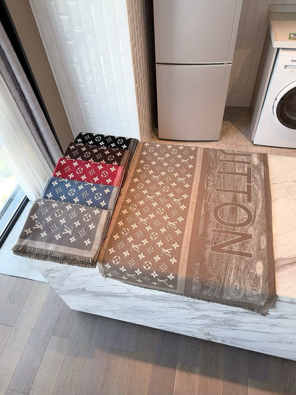 The lock edges of silk and wool long scarves are specially designed