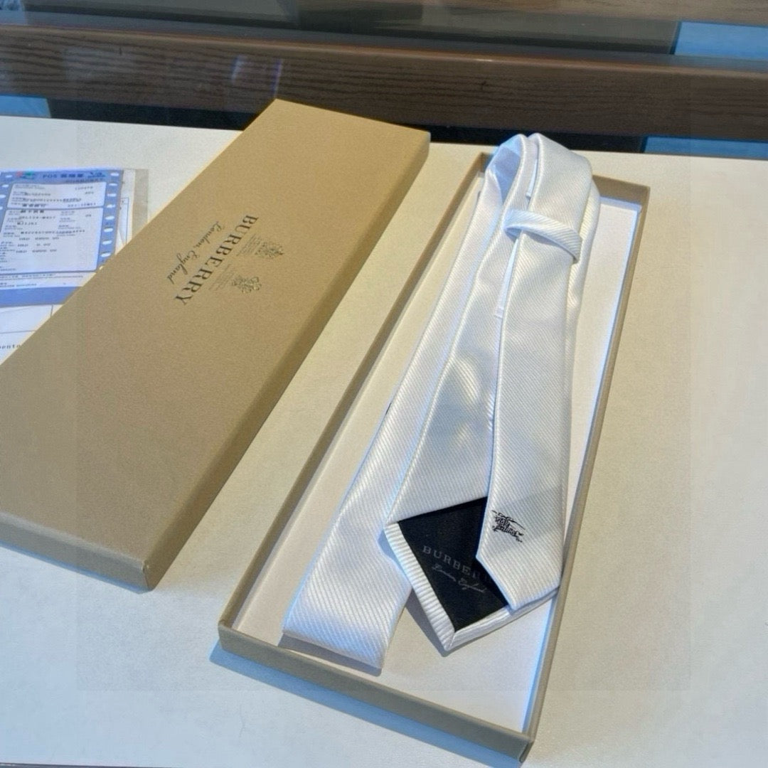 👔👔 Tie showcases exquisite craftsmanship and fashionable elegance