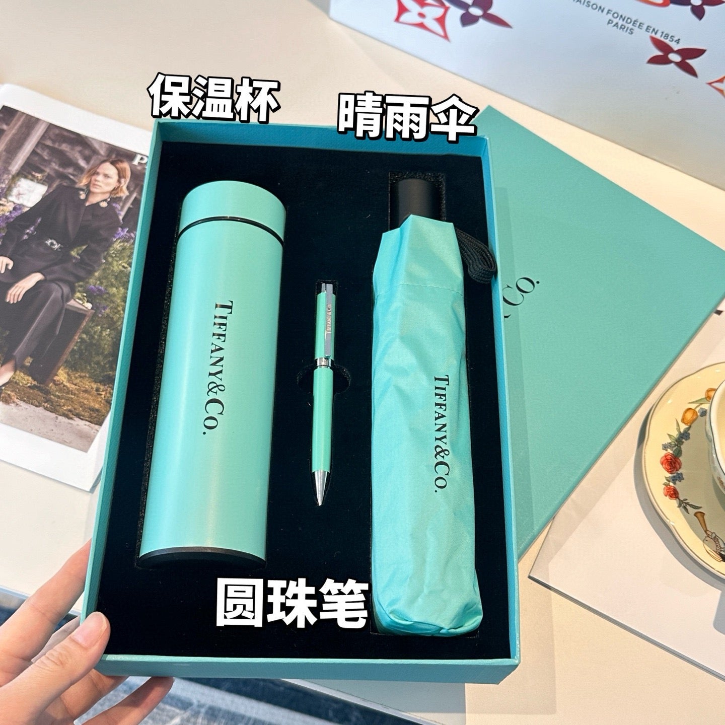 3-piece set of intelligent temperature display insulated cup ➕ Hand crafted signature pen with copper rod ➕ Super wind resistant 8-bone sunny umbrella