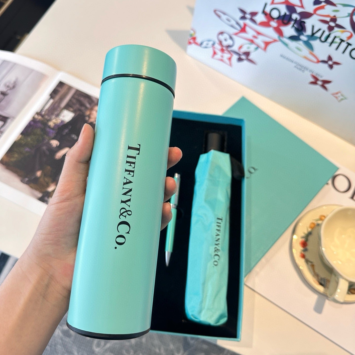 3-piece set of intelligent temperature display insulated cup ➕ Hand crafted signature pen with copper rod ➕ Super wind resistant 8-bone sunny umbrella