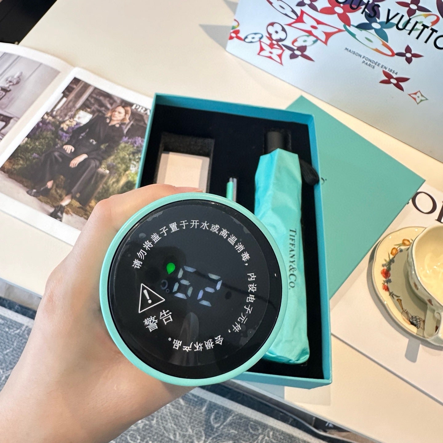 3-piece set of intelligent temperature display insulated cup ➕ Hand crafted signature pen with copper rod ➕ Super wind resistant 8-bone sunny umbrella