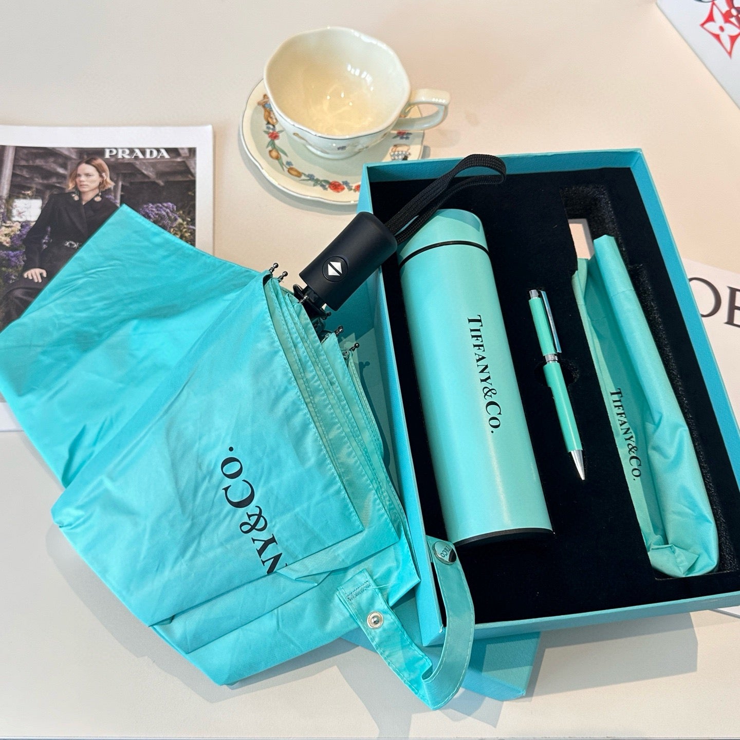 3-piece set of intelligent temperature display insulated cup ➕ Hand crafted signature pen with copper rod ➕ Super wind resistant 8-bone sunny umbrella