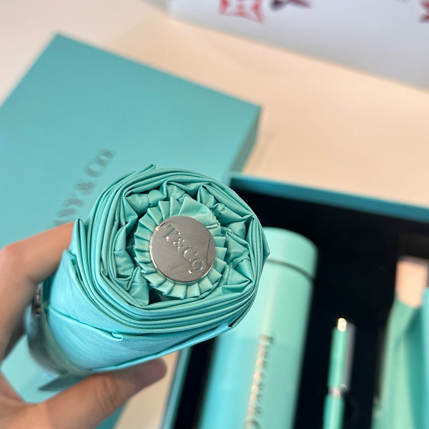 3-piece set of intelligent temperature display insulated cup ➕ Hand crafted signature pen with copper rod ➕ Super wind resistant 8-bone sunny umbrella