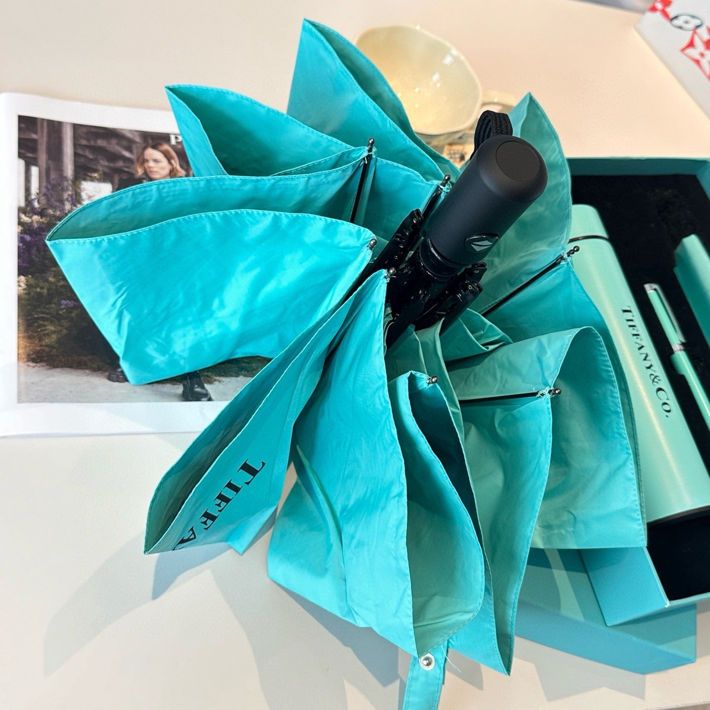 3-piece set of intelligent temperature display insulated cup ➕ Hand crafted signature pen with copper rod ➕ Super wind resistant 8-bone sunny umbrella