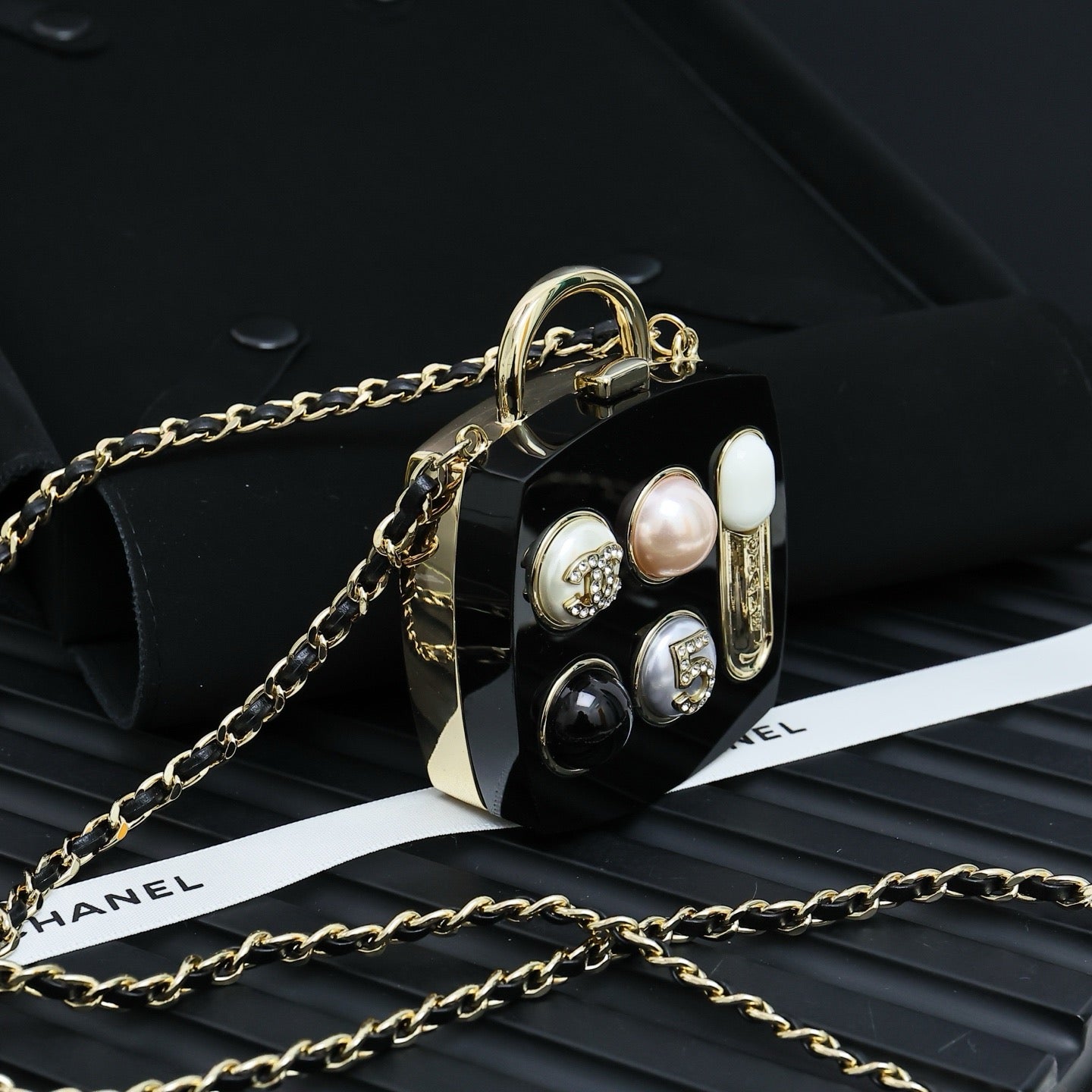 Eye shadow box, also known as mini dinner bag, a popular eye shadow messenger bag