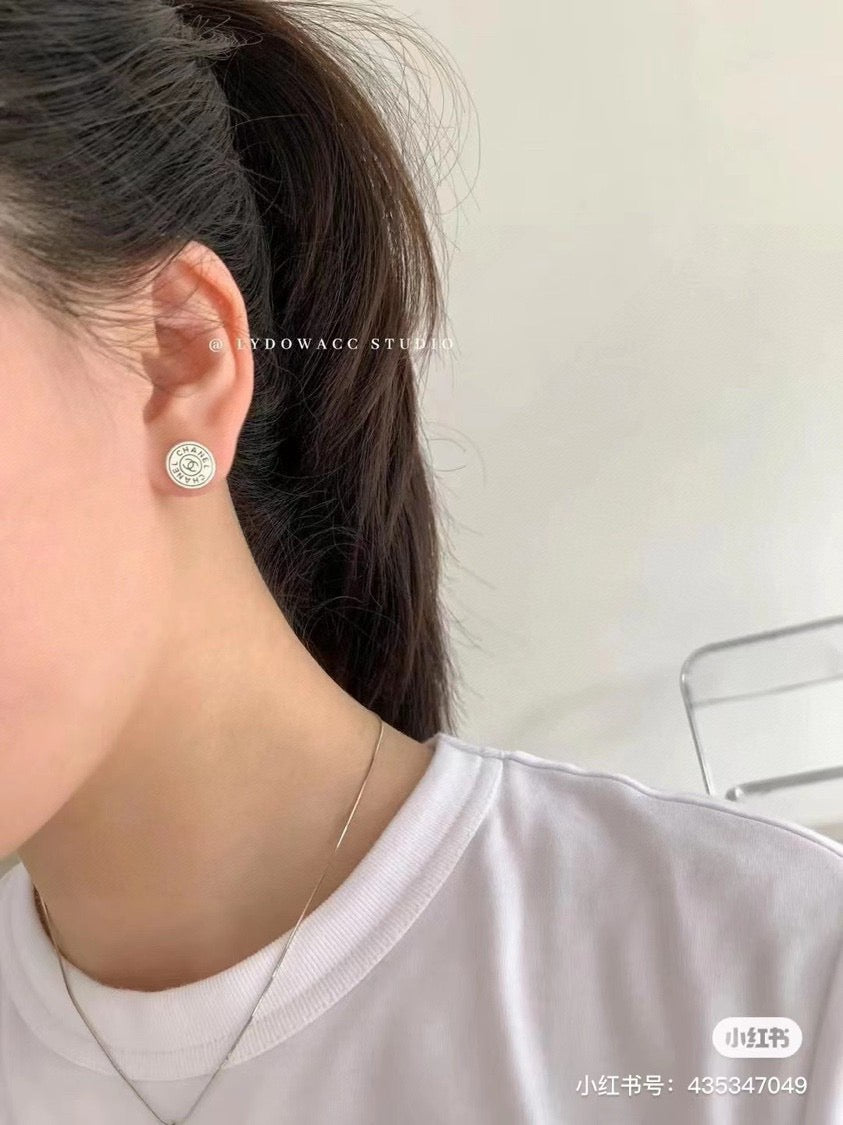 Middle aged earrings are exquisite and generous, very elegant