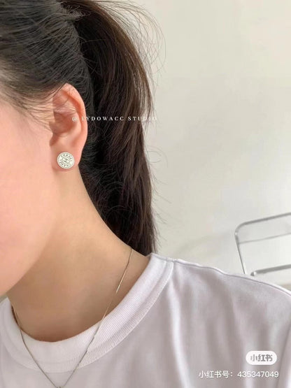 Middle aged earrings are exquisite and generous, very elegant