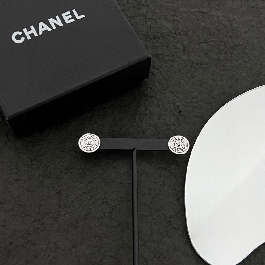Middle aged earrings are exquisite and generous, very elegant