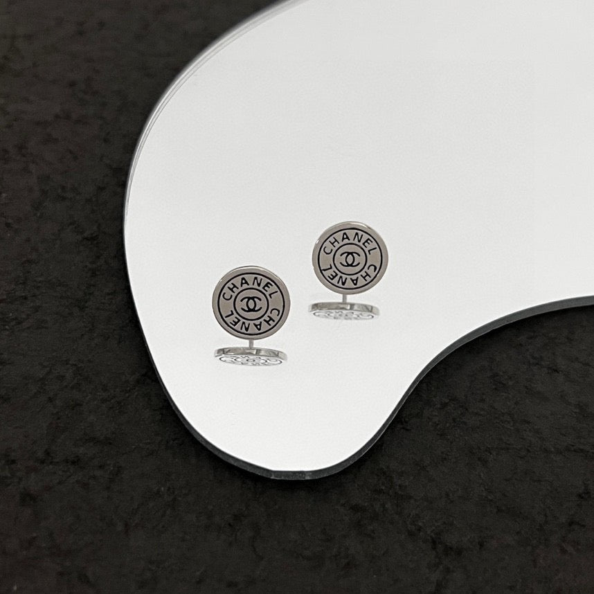 Middle aged earrings are exquisite and generous, very elegant