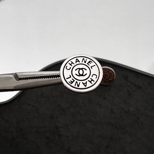 Middle aged earrings are exquisite and generous, very elegant