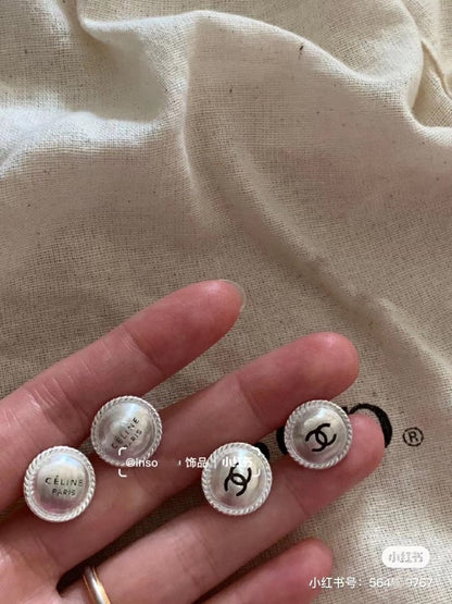 Middle aged earrings are exquisite and generous, very elegant