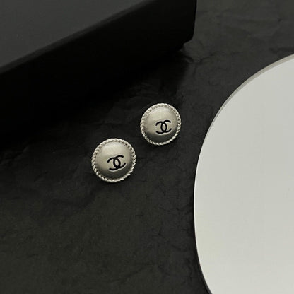 Middle aged earrings are exquisite and generous, very elegant