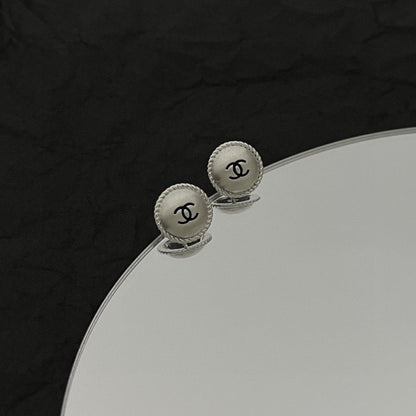 Middle aged earrings are exquisite and generous, very elegant