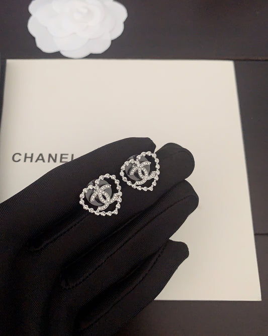 Latest model 🆕🆕 Platinum hollow heart earrings