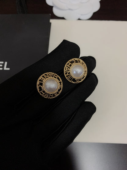 🔥 Hollow letter pearl earrings