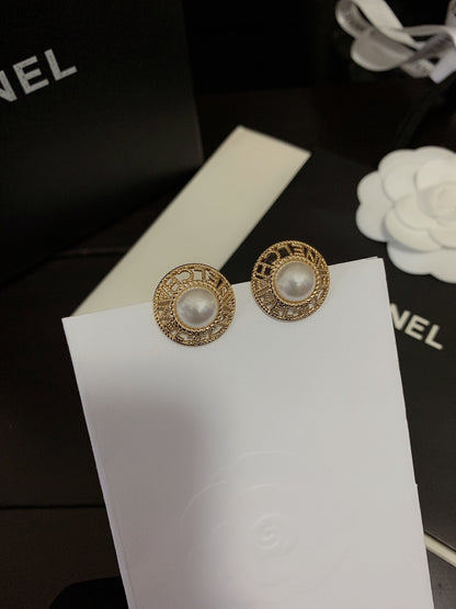 🔥 Hollow letter pearl earrings