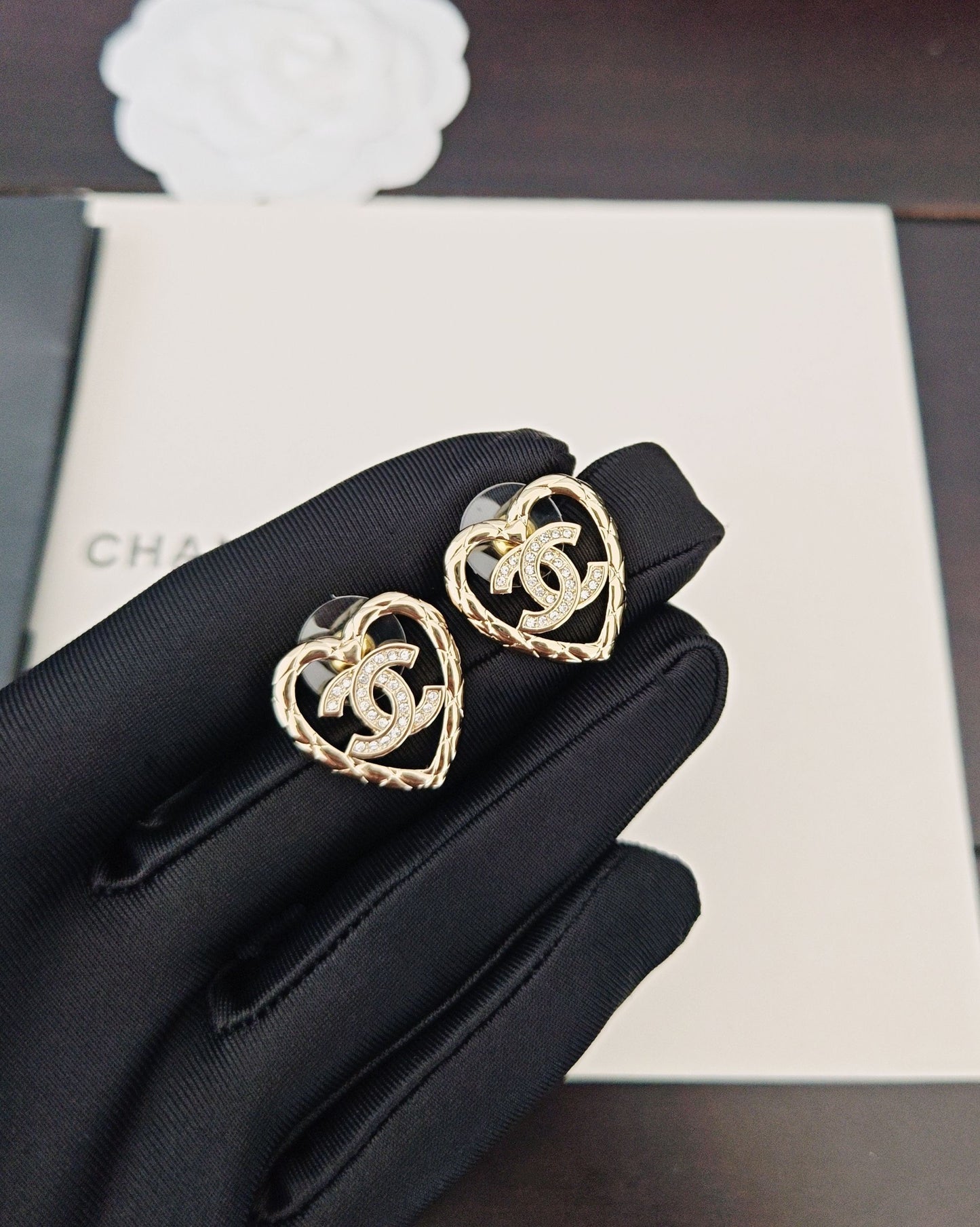 Latest model 🆕🆕 Grid hollowed out heart-shaped earrings