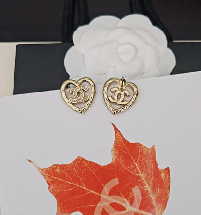 Latest model 🆕🆕 Grid hollowed out heart-shaped earrings