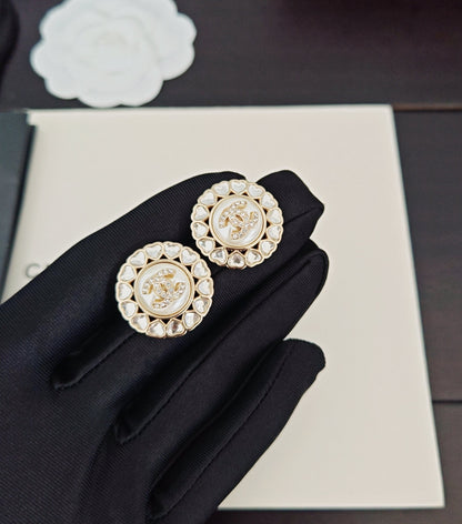 Latest model 🆕 White diamond heart-shaped round earrings