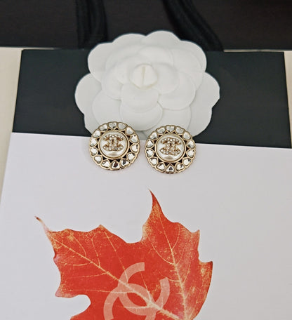 Latest model 🆕 White diamond heart-shaped round earrings