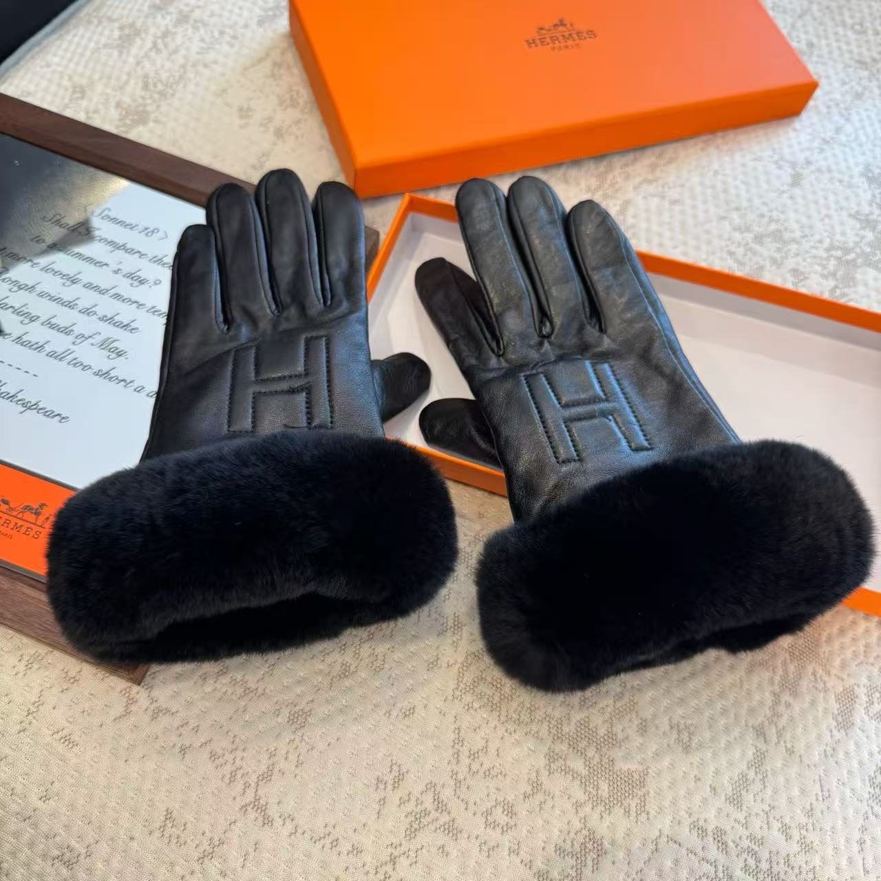 2025 🧤 Winter Lazy Rabbit Hair Sheepskin Gloves
