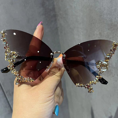 The most popular butterfly sunglasses in summer 2025. Different colors bring you different experiences, suitable for different scenes such as travel, play, party, dance, beach, shopping, etc.