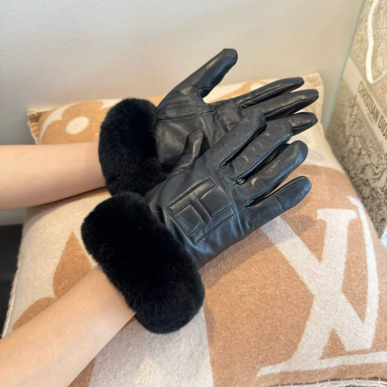 2025 🧤 Winter Lazy Rabbit Hair Sheepskin Gloves