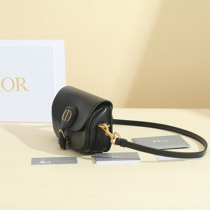 The elegant silhouette highlights the charm of the shoulder bag