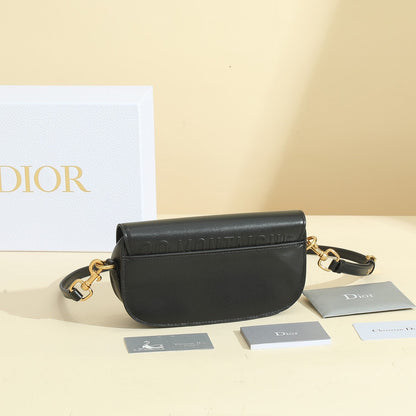 The elegant silhouette highlights the charm of the shoulder bag