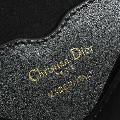 The elegant silhouette highlights the charm of the shoulder bag