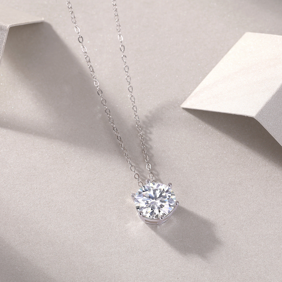 Moissanite pendant, sterling silver necklace, high-end collarbone chain, women's fashion niche jewelry.