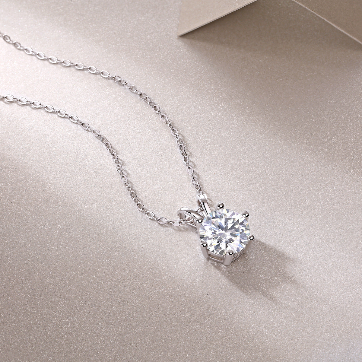 Moissanite pendant, sterling silver necklace, high-end collarbone chain, women's fashion niche jewelry.