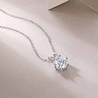 Moissanite pendant, sterling silver necklace, high-end collarbone chain, women's fashion niche jewelry.