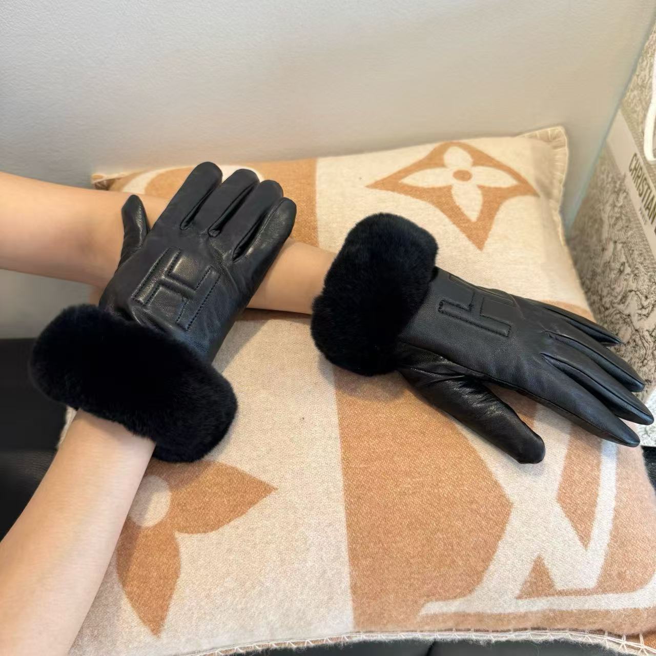2025 🧤 Winter Lazy Rabbit Hair Sheepskin Gloves